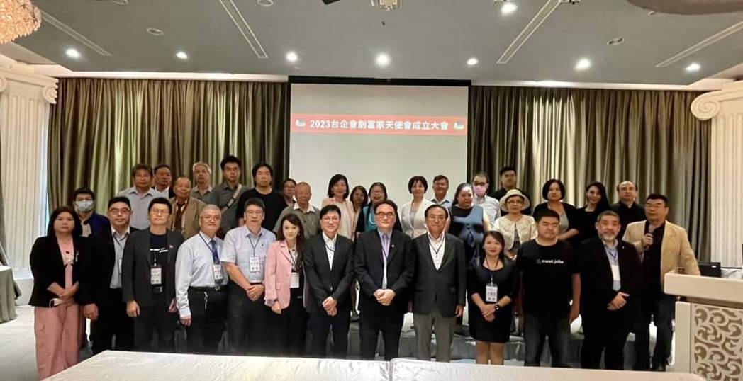 (由左至右) 創富家天使會創辦人黃信維、TXA私人董事會執行長徐竹先、智慧企管總經理吳麗蘭、Meet.jobs創辦人林昶聿等講師合影。台企會/提供
